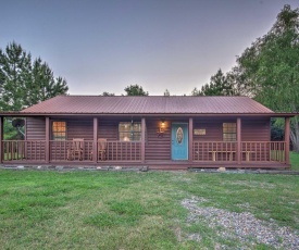 Starlight Cabin in Broken Bow with Hot Tub!