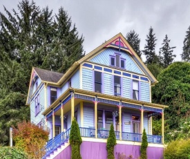 Astoria Painted Lady Historic Apt with River View!