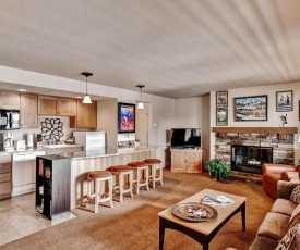 Bend Condo with Deck, Resort-Style Amenities and Views!