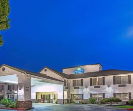 Days Inn & Suites by Wyndham Gresham