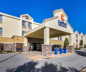 Comfort Inn & Suites Near Worlds of Fun