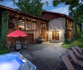 PRIVATE Lakefront Cabin HOT TUB Pool Table WIFI Amazing VIEW Close to Branson