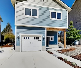 New-Build Getaway - Patio & Firepit - Walk to Bay home