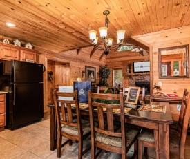 Log cabin with hot tub! Caribou Canyon Lodge!