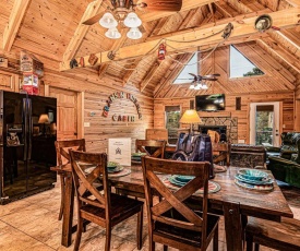 Luxury 2700 Sq Ft Log Cabin Private Hot Tub Game room Pool Table Best View