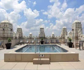 Jacuzzi in the sky Luxe condo by CozySuites