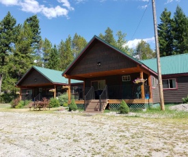 Trout Run Cabin at Lazy Bear Lodging 10 miles to Glacier National Park