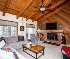 NEW LISTING!! 3 Bed, 2 Bath Mountain House - Private Hot Tub - Sleeps 10-12 - Indoor & Outdoor Pools at Ptarmigan Village