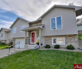 4 bdrm Home @ Zoo, UNMC, Downtown, UNO