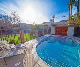 Newer Ranch with Pool and Hot Tub near the Strip and Freemont street.