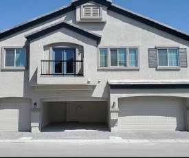 Beautiful townhouse with king suite!