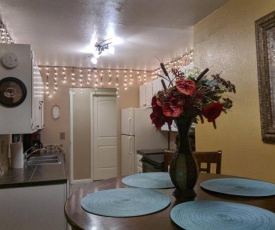 2 Bedrooms! Play in Lake Tahoe & Relax in Reno! Full Kitchen! Free Parking! 3 Smart TV's! Free Netflix! Free WiFi!