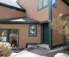 Waterville Valley Roomy Condo close to Town Square!