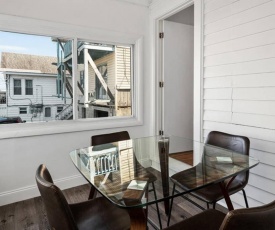 Bright & Airy 1BR W/Parking 10min Walk To Beach