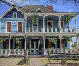 Vicksburg Home with 3 Porches, Walk to Downtown