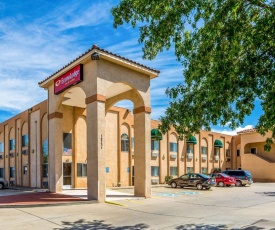 Econo Lodge Inn & Suites