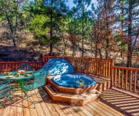 Cabin on the Creek, 2 Bedrooms, Sleeps 6, Hot Tub, Fireplace, Pet Friendly