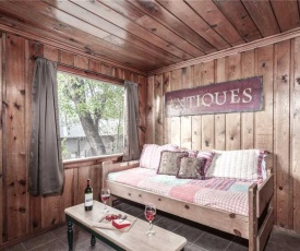 Cozy Cabin, 2 Bedrooms, Fireplace, Midtown, Sleeps 5