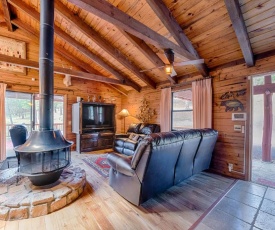 Lincoln Log Cabin, 3 Bedrooms, Hot Tub, Fireplace, Grill, Sleeps 7