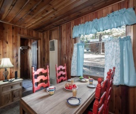 Pine Cabin, 2 Bedrooms, Fireplace, Midtown, Sleeps 6