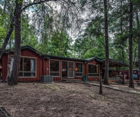 Upper Canyon River Dream: Hot Tub; Modern Coziness