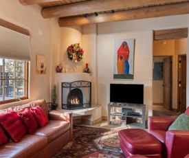 3bd Art Haven - Stylish Southwestern Comfort, Walk to The Plaza - NEW LISTING