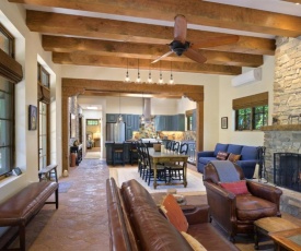 Casa Cuervo - Luxury Home With Gorgeous Amenities a Block off Canyon Rd.