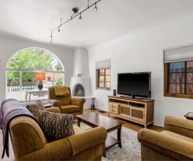 Casa O'Keeffe - Five-Minute Walk to The Plaza, Quiet Neighborhood, Comfort and Convenience