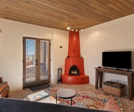 Cielito - Two Kiva Fireplaces Walk to Canyon Rd and the Plaza - NEW LISTING