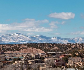 City Views at Alma Compound, 2 Bedrooms, Sleeps 4, Walk to Plaza, Fireplace