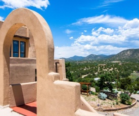 New Listing! Luxurious Mountain Retreat On 5 Acres Home