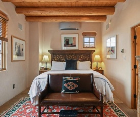 Piñon Dream - Walk to The Plaza, Comfortable Southwestern Style - NEW LISTING