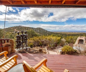 Sunlit Hills Art and Views, 3 Bedrooms, Sleeps 6, Hot Tub, Volleyball, WiFi