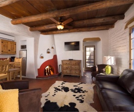 1 Bedroom - 5 Min. Walk to Canyon Rd. - Besos