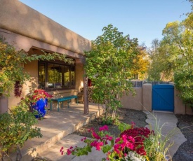 Casa Contenta - Charming East Side Family Home with Hot Tub, Walk to Canyon Rd