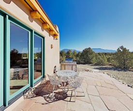 All-New Desert Hideaway: Mountain Views & Hot Tub home