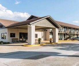 Econo Lodge Inn & Suites Branson Shepherd of the Hills Expy