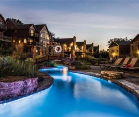 Luxury Lakefront Villa HUGE POOL Kayaks 2Mi to Silver Dollar City