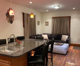 Cozy 4 Bedroom Home Accommodates 10 in Niagara USA