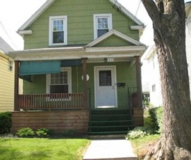 The Oakwood Cottage- With Private Yard & Parking, Minutes From Falls & Casino by Niagara Hospitality