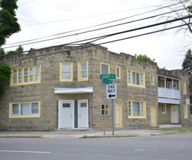 THE STONE CASTLE- With Private Yard & Free Parking, Minutes From Falls & Casino By Niagara Hospitality