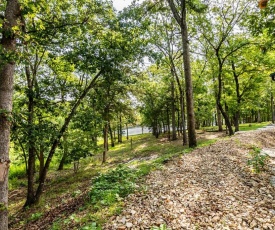 Walk to the Lake from Blue Water Cove Cabin! Indian Point Outdoor Pool Open